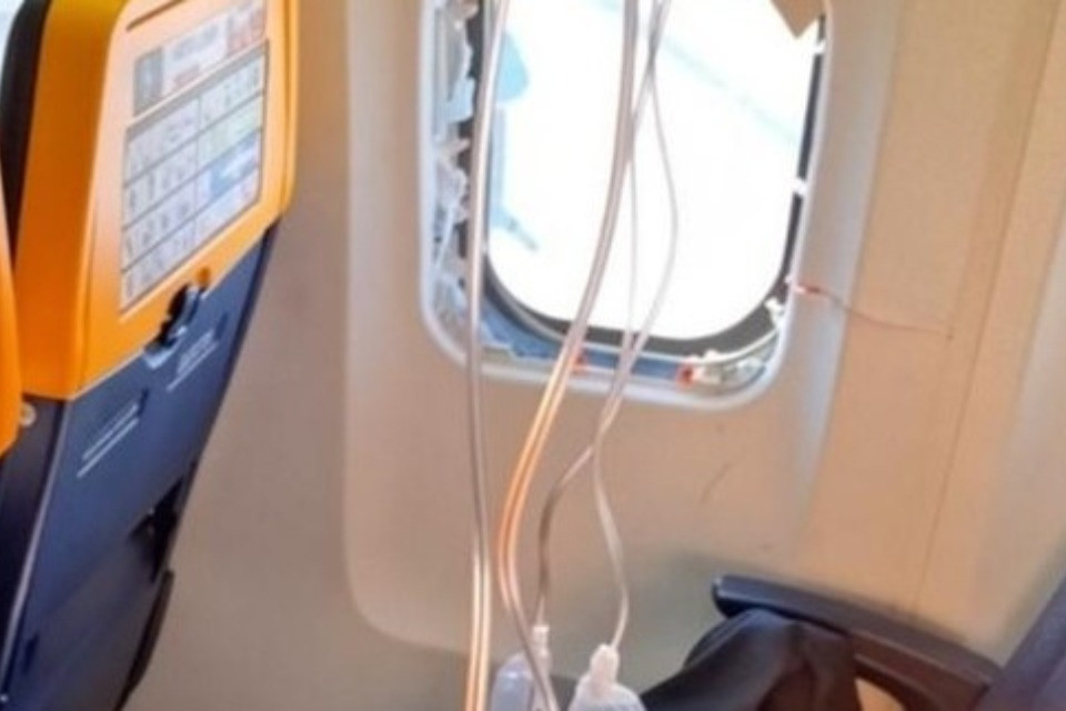 «È rimasto a testa in giù per due minuti», parla la moglie dell'uomo quasi risucchiato dal finestrino dell'aereo