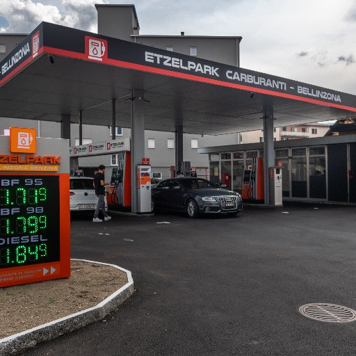 Quanto costa davvero un pieno, il caso Etzelpark riapre il dibattito