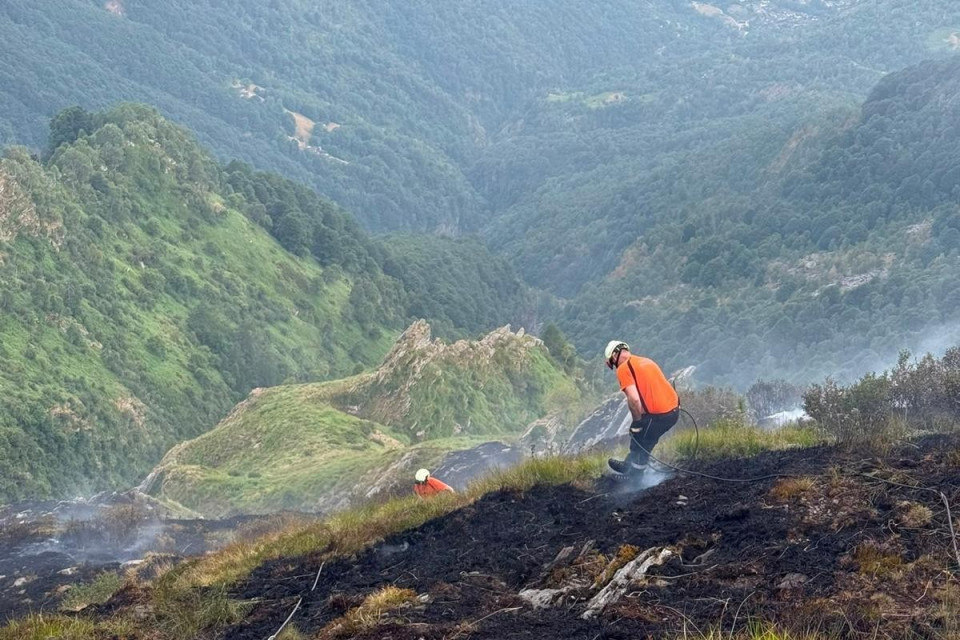 Scoppia un incendio in zona Cima di Madone, i pompieri: «Intervenuti anche due elicotteri»