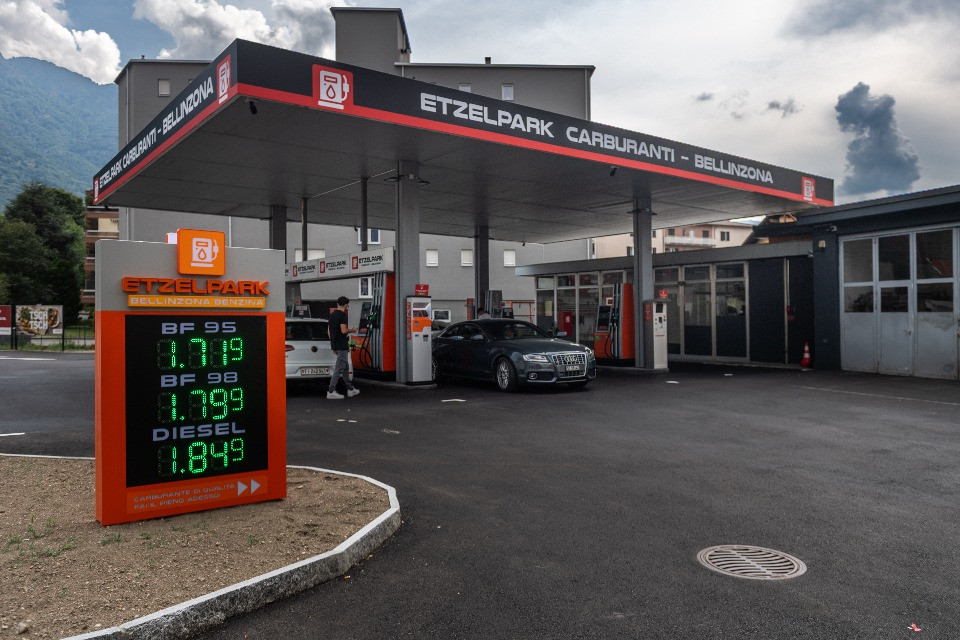 Quanto costa davvero un pieno, il caso Etzelpark riapre il dibattito