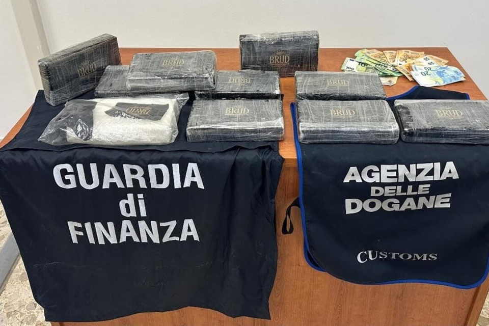 In auto con merendine e un seggiolino per bambini, ma a bordo nascondeva 10 chili di cocaina