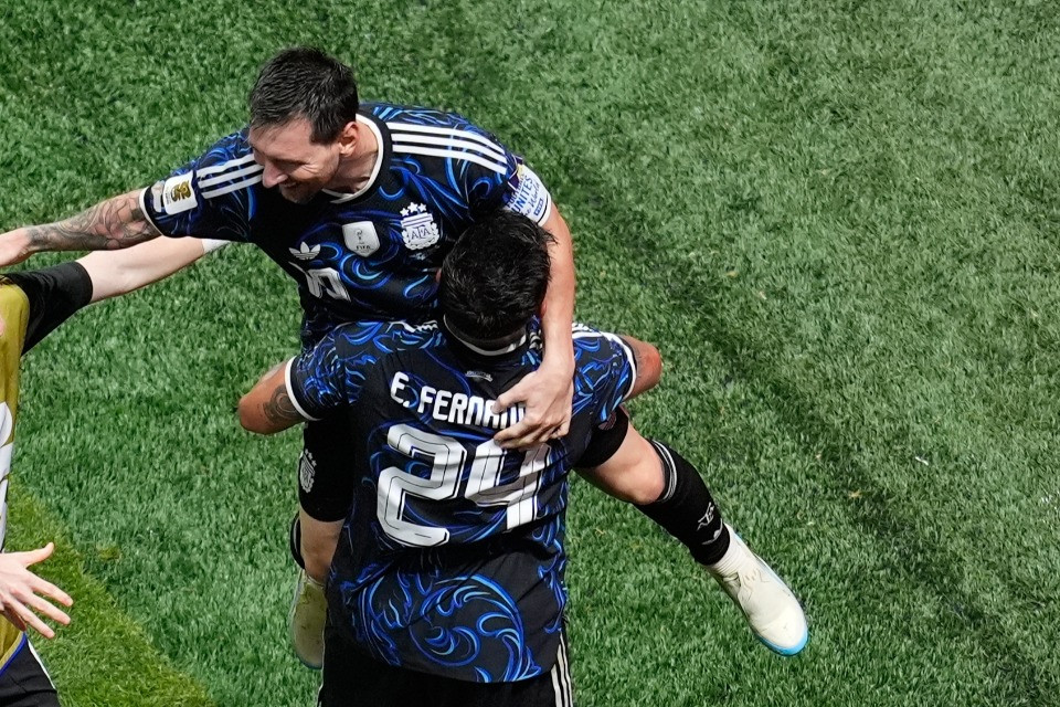 Argentina da brividi: rimonta l’Inghilterra nel finale e vola a difendere il titolo mondiale