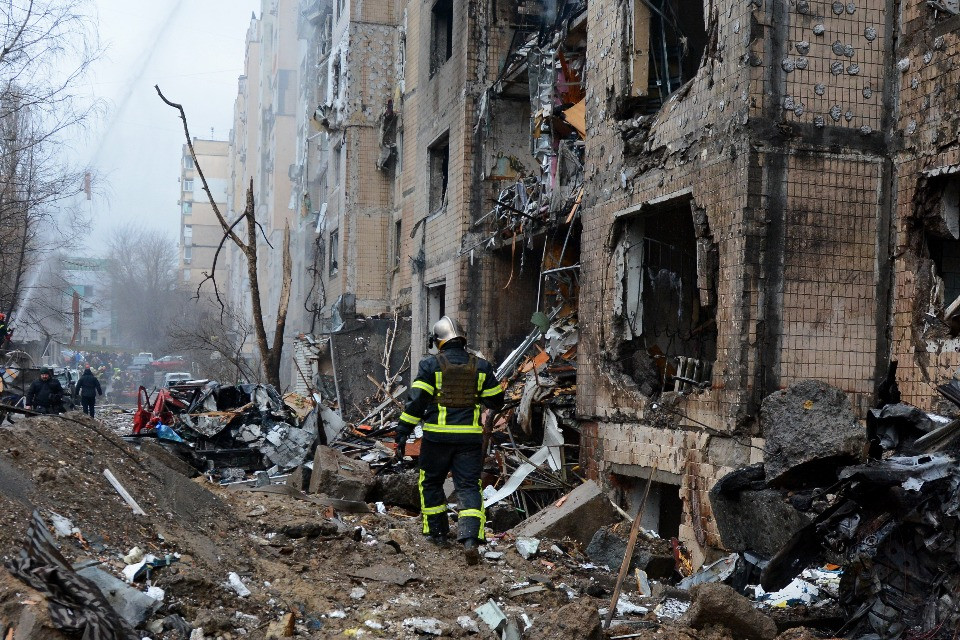 Notte di attacchi incrociati: esplosioni a Kiev e droni ucraini sulla base russa di Engels