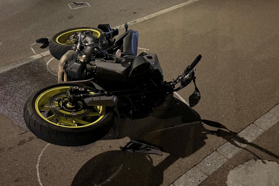 Prima la fuga in moto dalla polizia, poi lo schianto: 15enne muore in ospedale
