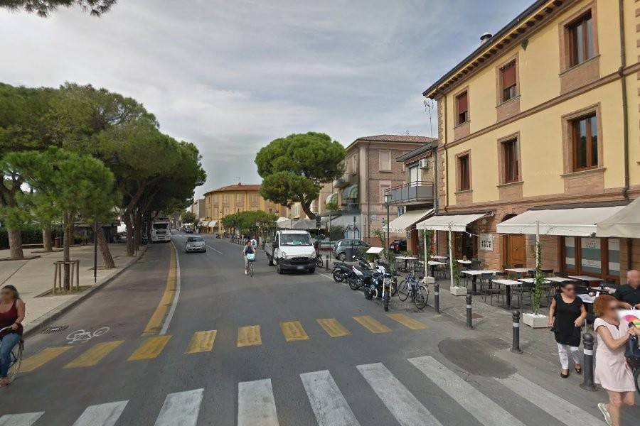Perde il controllo dell'auto e finisce su folla e vetrine, paura a Rimini