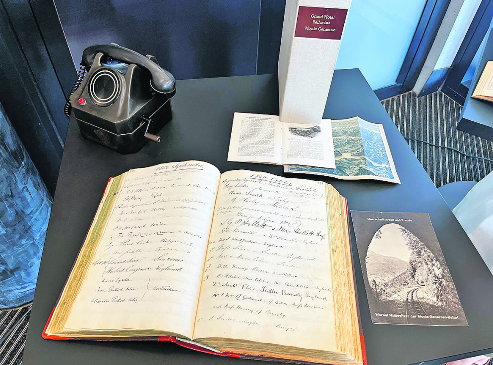 Il libro degli ospiti consultabile in vetta (foto Cdt)