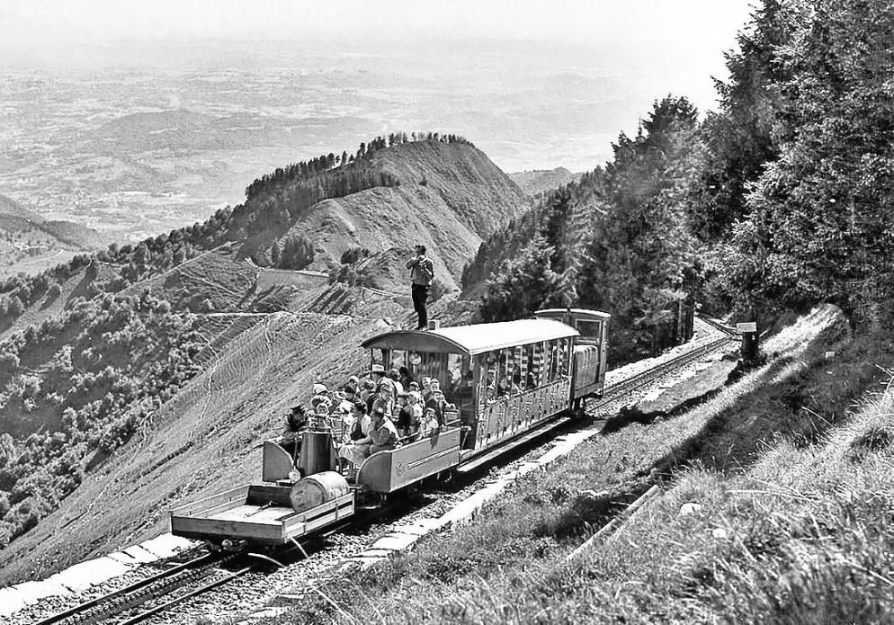 Il trenino nel 1965, quando per ammirare il panorama si era disposti a tutto 