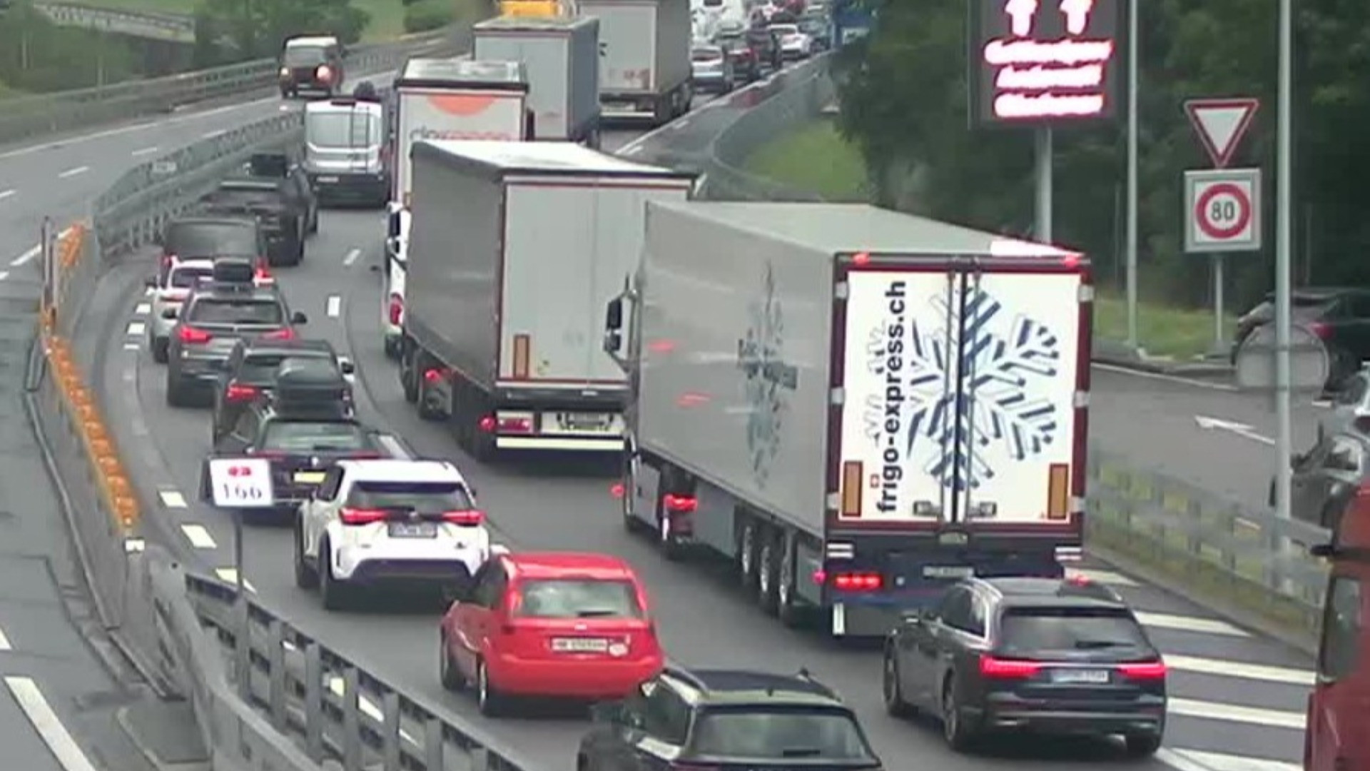 Giornata da incubo al San Gottardo: già 20 km di coda al portale nord