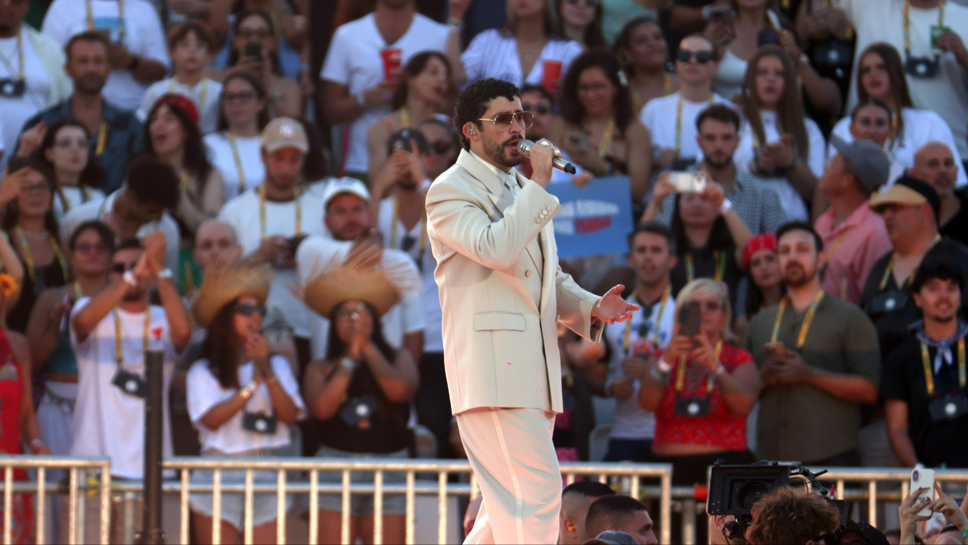 Violenta grandinata su Milano, interrotto il concerto di Bad Bunny
