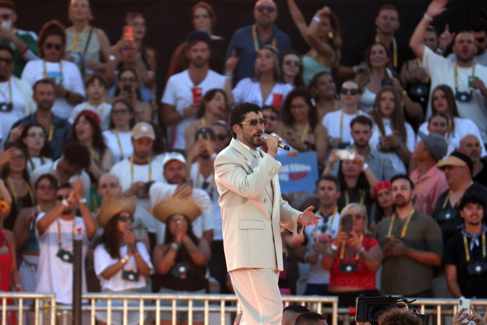 Violenta grandinata su Milano, interrotto il concerto di Bad Bunny