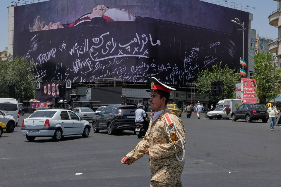 Nuovi attacchi americani sull'Iran, Teheran risponde con droni su Bahrein e Kuwait