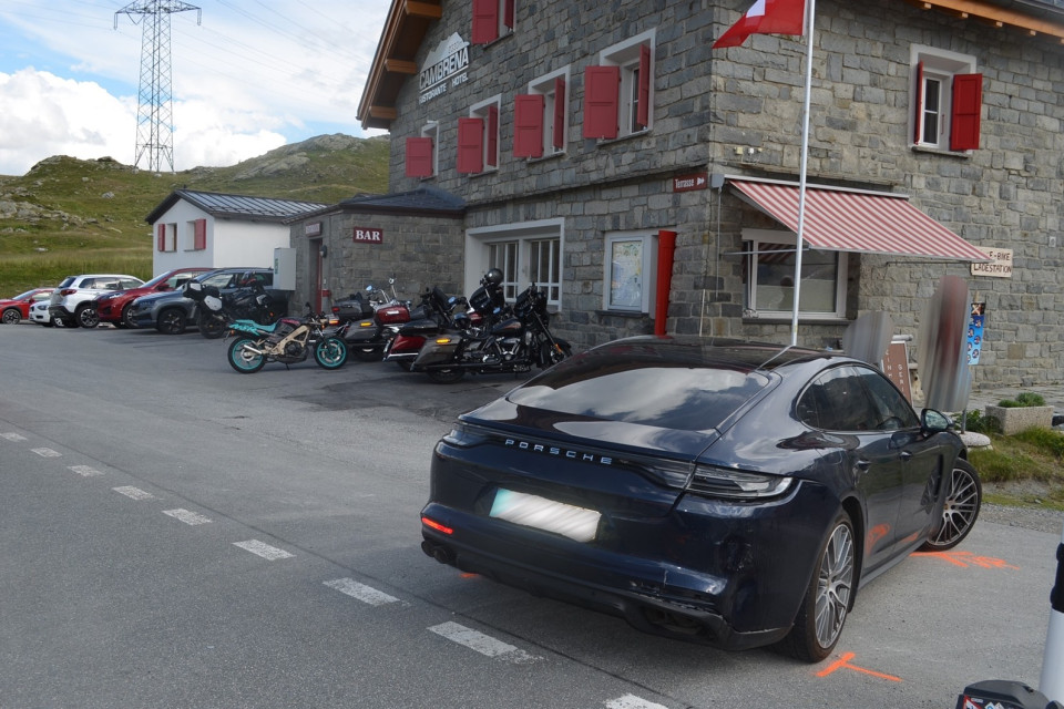 Scontro tra auto e moto sul passo del Bernina, due feriti