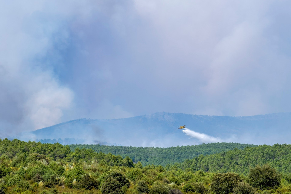Un incendio a nord di Madrid brucia 12.000 ettari