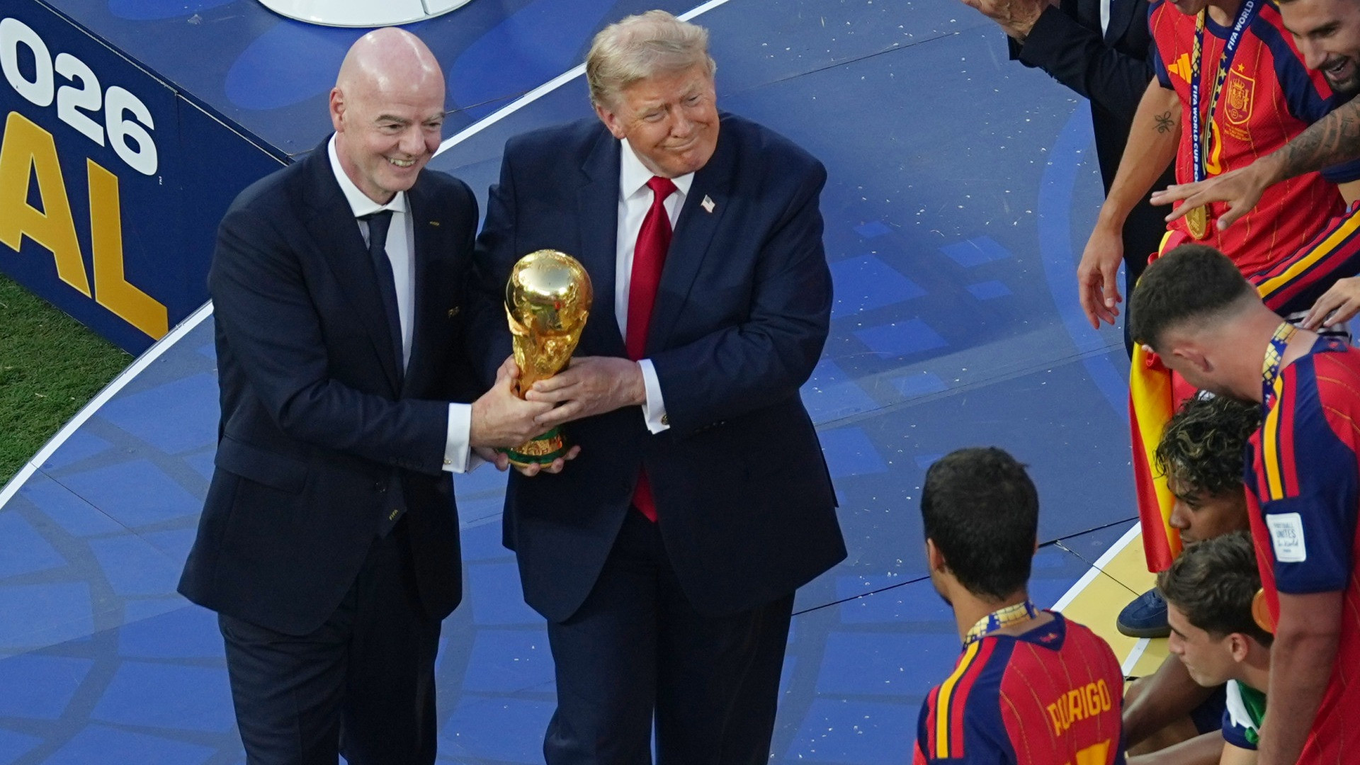 Trump consegna la Coppa tra i fischi e rilancia: «Evento unico, fiero degli USA»