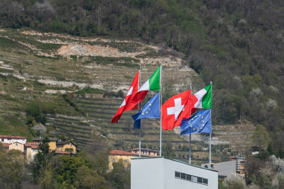 Neutralità e denaro contante: due iniziative per rendere l'Italia «come la Svizzera»