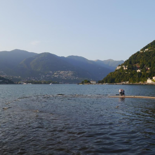 Como, bimba di 10 anni scompare nelle acque del lago