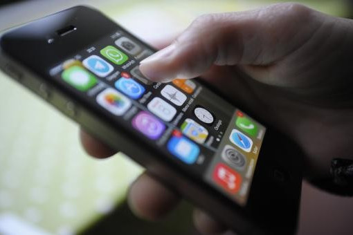 Francia, c'è l'ok del Parlamento per vietare i social agli Under 15