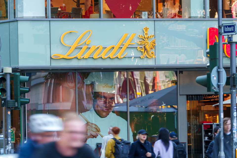 Lindt & Sprüngli taglia prezzi e confezioni dopo il calo delle vendite
