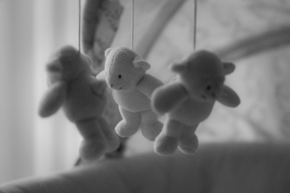 Un bimbo di otto anni accoltella il fratellino in culla