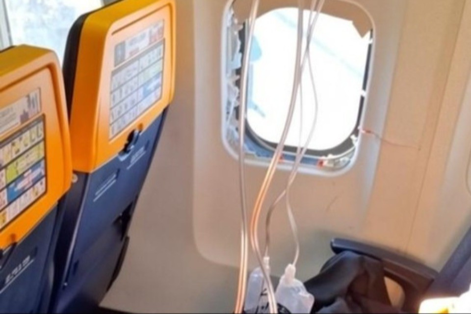 Parla l'uomo risucchiato fuori da un aereo, «Sono vivo grazie alla cintura»