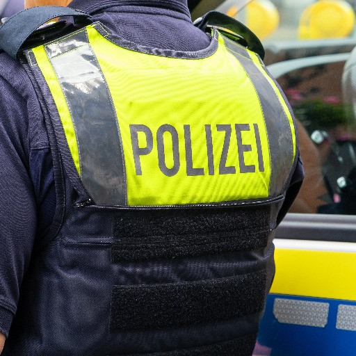 Accoltella la compagna e le dà fuoco in un centro commerciale a Stoccarda