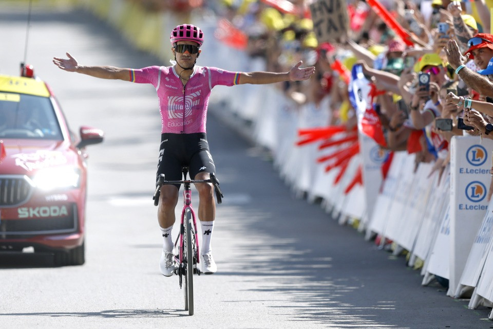 Carapaz dà spettacolo, ma Mauro Schmid è sempre protagonista