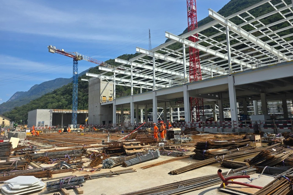 Il nuovo stabilimento industriale ferroviario di Arbedo-Castione prende forma