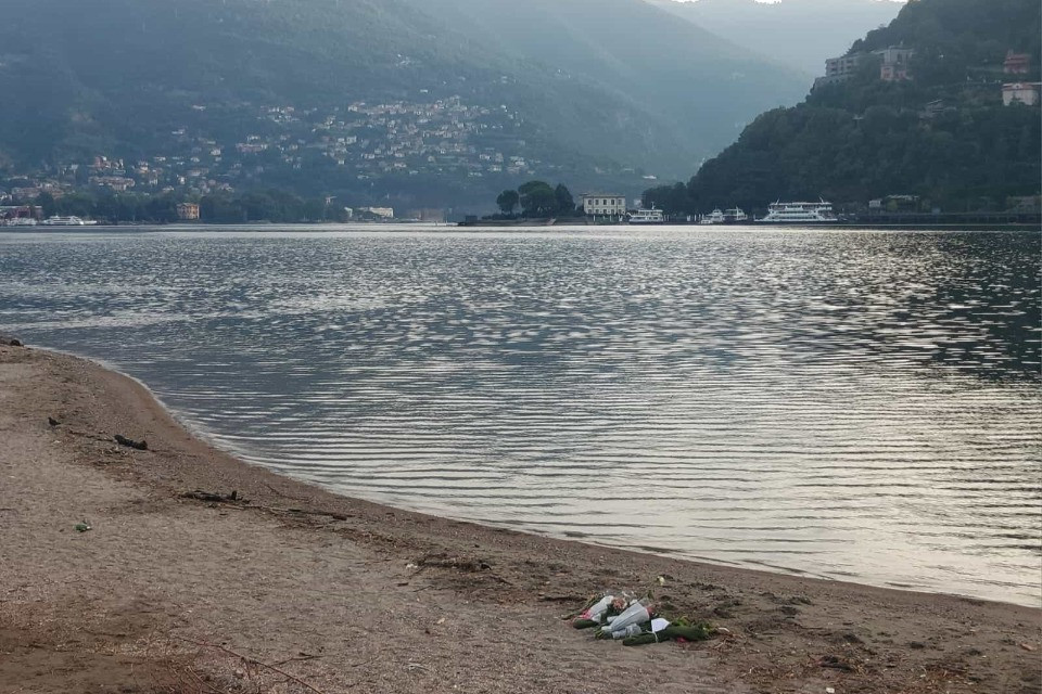 Fiori all'alba per Arwa, annegata a 9 anni nel lago di Como: travolta da un'onda a due passi dalla riva