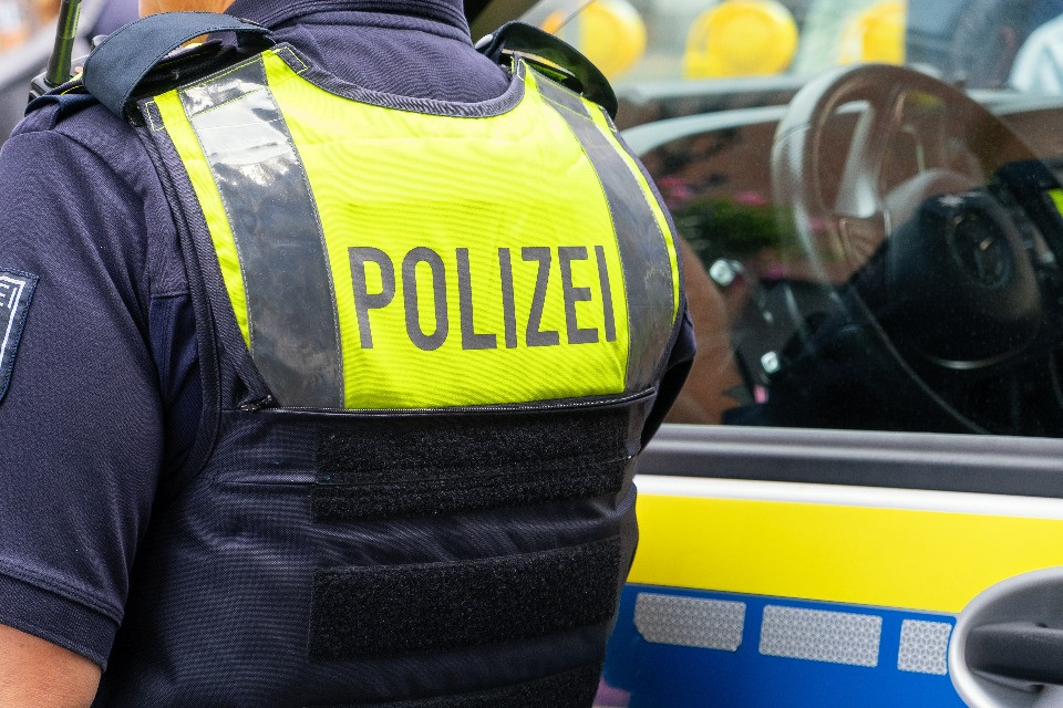 Accoltella la compagna e le dà fuoco in un centro commerciale a Stoccarda