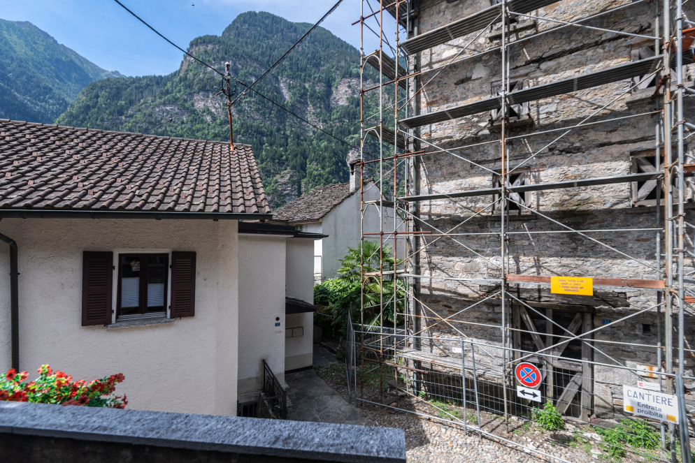 La torre di Atto a Giornico è circondata da decenni dalle impalcature (foto Cdt - Chiara Zocchetti)