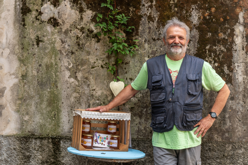 Marzio Strapazzon ha l'unica attività commerciale nella piazza centrale di Giornico: una cassetta con miele artigianale 