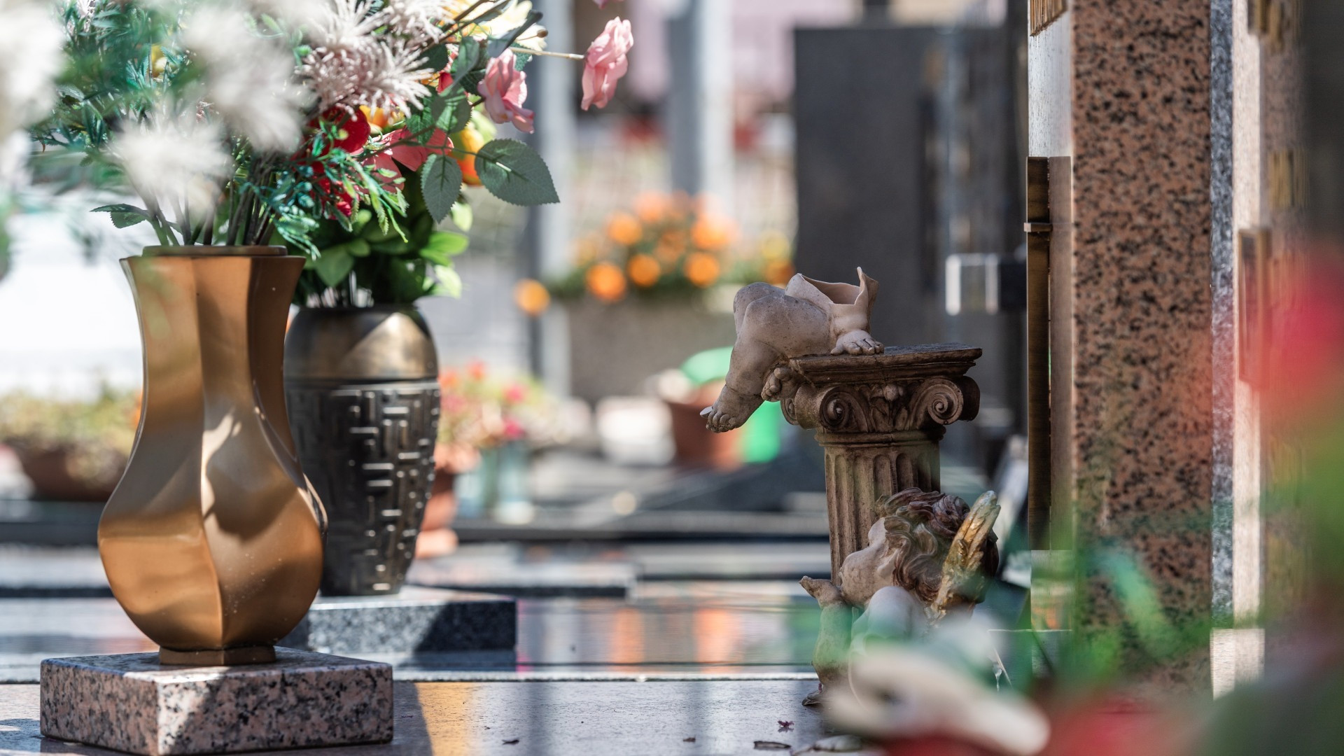 Rubano nei cimiteri, a Bioggio e Neggio piovono denunce