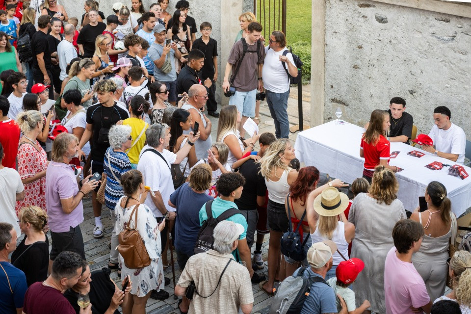 L'abbraccio infinito a Ruben Vargas