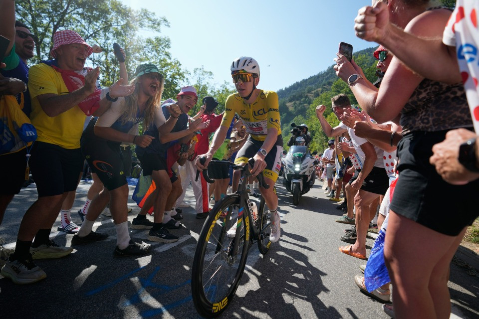Alpe d’Huez, Pogacar batte anche Pantani