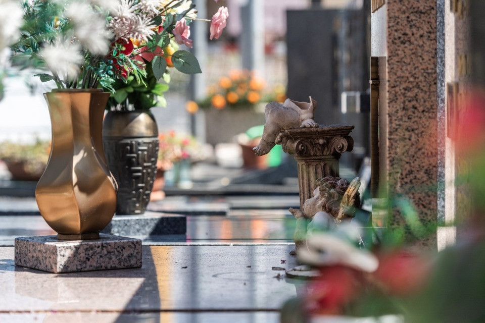 Rubano nei cimiteri, a Bioggio e Neggio piovono denunce