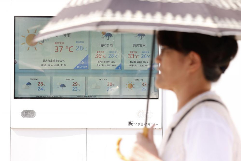 Le previsioni meteorologiche su un pannello per le vie di Tokyo. © EPA/RODRIGO REYES MARIN