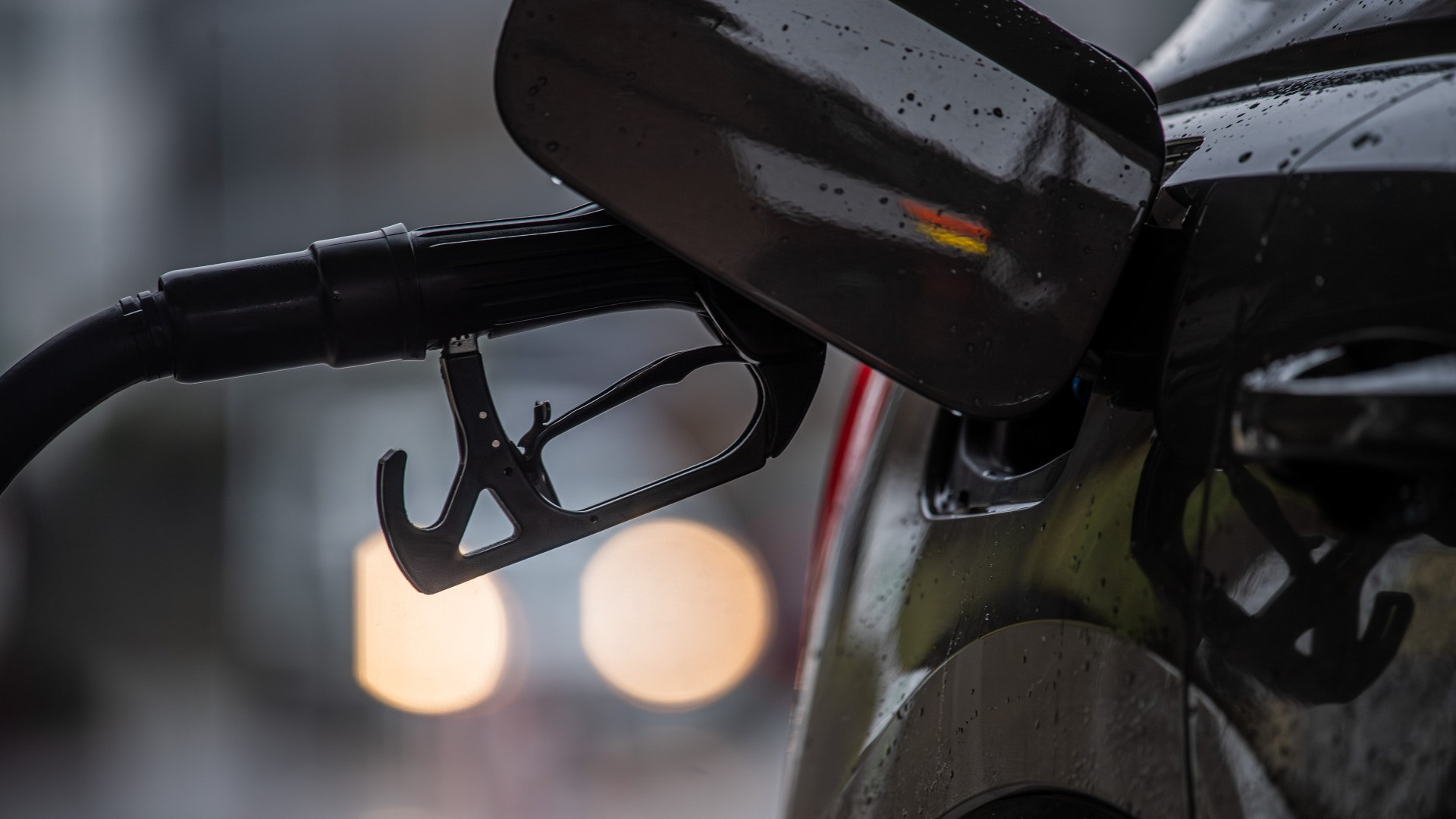 La benzina costa sempre di più in Svizzera