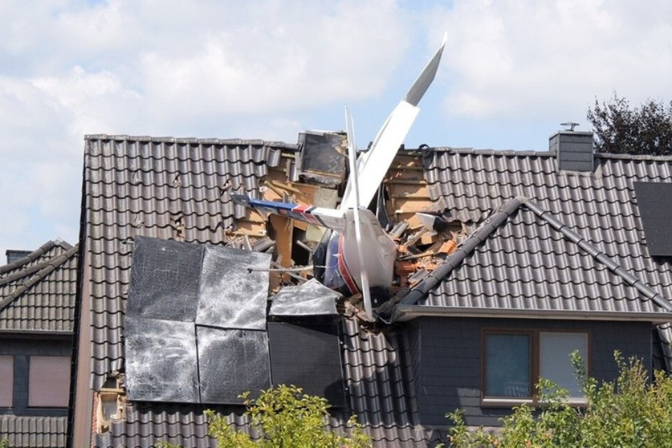 Piccolo aereo si schianta sul tetto di una casa in Germania