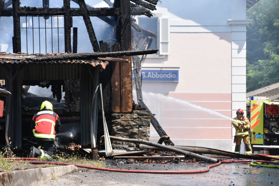 In fiamme un magazzino, nessun ferito ma i danni materiali sono ingenti