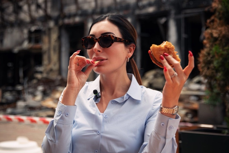 Laura Loomer fa retromarcia e abbraccia Kiev: «Un terremoto nella destra americana»