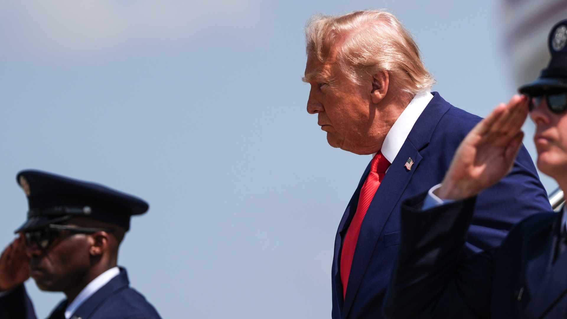 Trump: «Attacchi all'Iran sospesi per dare ai negoziatori un'altra chance»