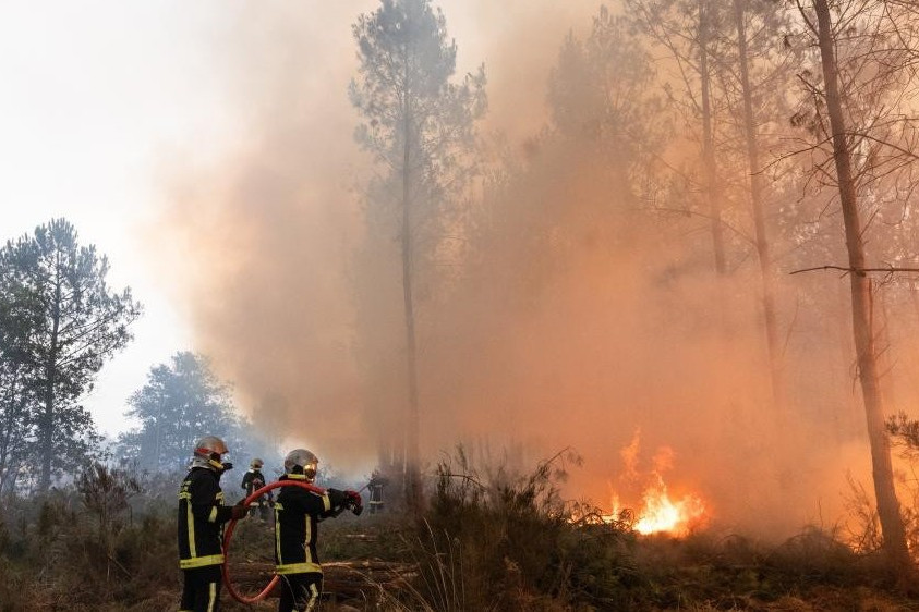Incendio Gironda: 88 pompieri feriti, 240 case distrutte