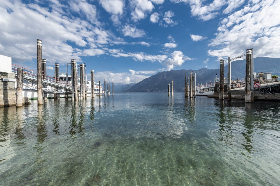 «Siccità eccezionale in Svizzera»: il Lago Maggiore soffre, nel fiume Ticino si cammina sull'erba