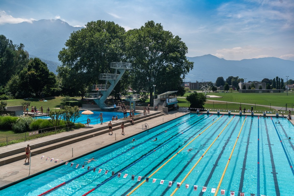 Rischia di annegare in piscina a Bellinzona, 82.enne in gravi condizioni