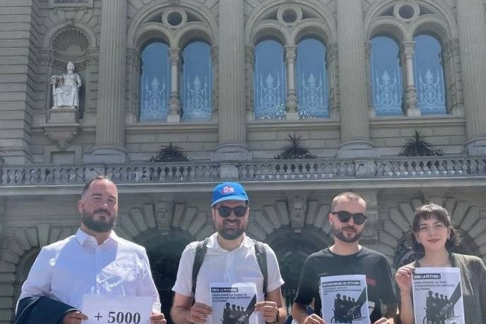 Abolizione della tassa di esenzione dal Servizio Militare: la Gioventù Comunista consegna 5.000 firme