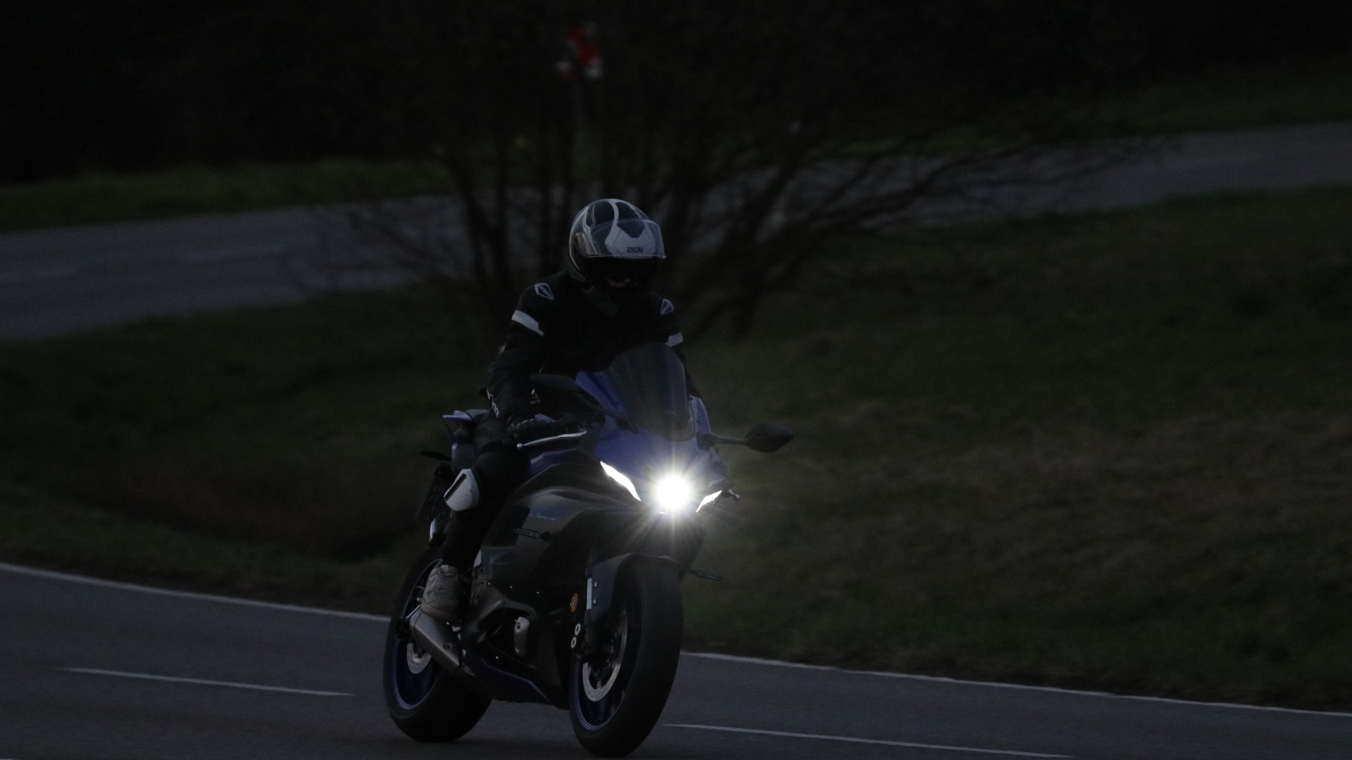 Impennate e gare di accelerazione a Stabio, denunciati 10 motociclisti