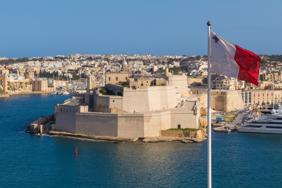 Il caso del ministro maltese porta a una società di Bissone