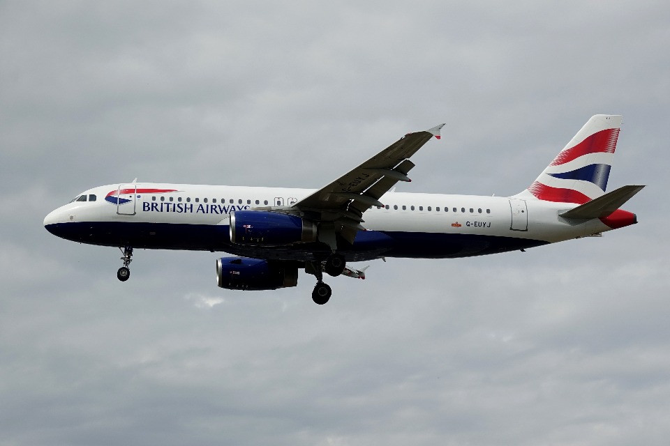 Sfiorata la tragedia nei cieli di Londra: Airbus della British Airways perde il controllo in atterraggio