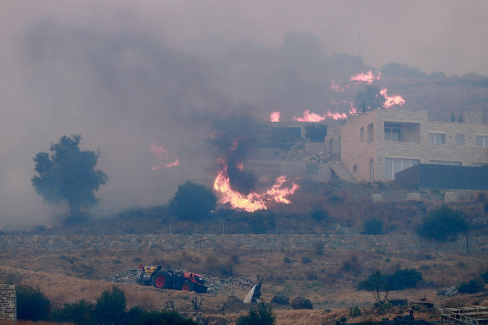 Un'estate rovente, anche il sud di Creta è avvolto dalle fiamme
