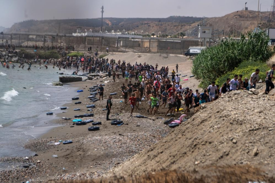 Emergenza migranti a Ceuta: in migliaia arrivati a nuoto, 11 morti